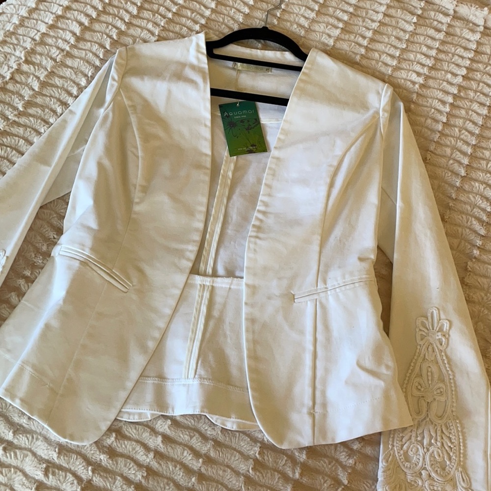 Casual white blazer with lace appliqué on sleeve